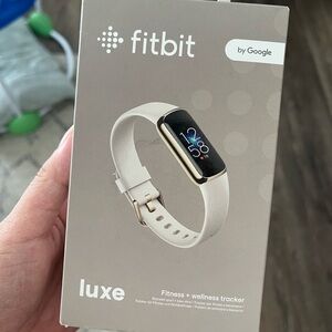 (NWT) Fitbit luxe smart watch